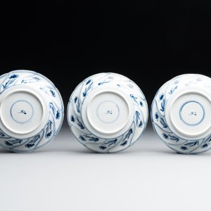 Five Chinese blue and white cups and saucers with floral design, Yu 玉 mark, Kangxi — photo 4