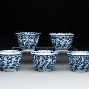 Five Chinese blue and white cups and saucers with floral design, Yu 玉 mark, Kangxi — photo 7