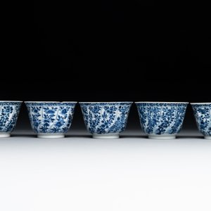 Five Chinese blue and white cups and saucers with floral design, Yu 玉 mark, Kangxi — photo 8