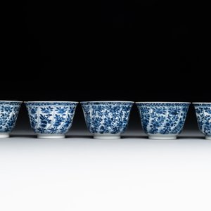Five Chinese blue and white cups and saucers with floral design, Yu 玉 mark, Kangxi — photo 9