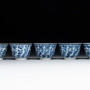 Five Chinese blue and white cups and saucers with floral design, Yu 玉 mark, Kangxi — photo 10