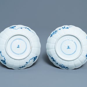 Five Chinese blue and white dishes, a bowl and a covered jar, 18/19th C. — 照片 5