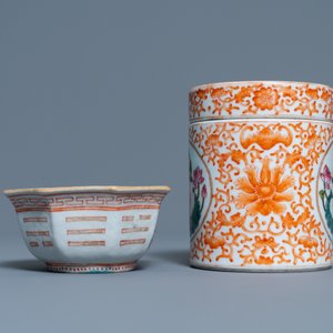 Five Chinese blue and white dishes, a bowl and a covered jar, 18/19th C. — 照片 7