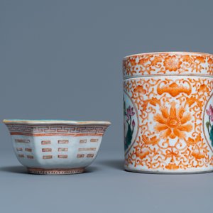 Five Chinese blue and white dishes, a bowl and a covered jar, 18/19th C. — 照片 9