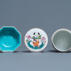 Five Chinese blue and white dishes, a bowl and a covered jar, 18/19th C. — 照片 10