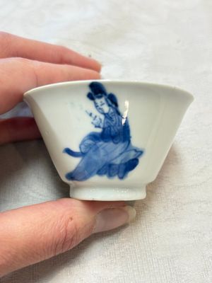 Five Chinese blue and white 'elegant beauty and boy' cups and saucers, Chenghua mark, Kangxi — photo 1