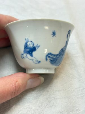 Five Chinese blue and white 'elegant beauty and boy' cups and saucers, Chenghua mark, Kangxi — photo 11