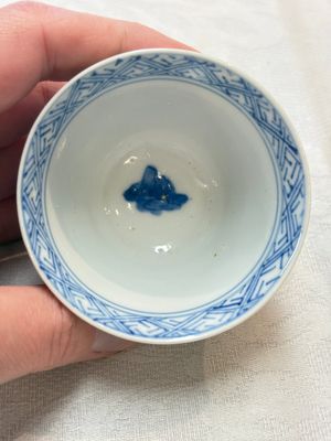 Five Chinese blue and white 'elegant beauty and boy' cups and saucers, Chenghua mark, Kangxi — photo 12