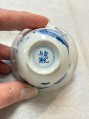 Five Chinese blue and white 'elegant beauty and boy' cups and saucers, Chenghua mark, Kangxi — photo 13