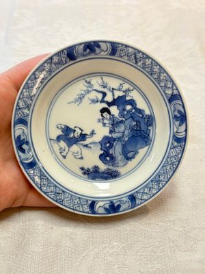 Five Chinese blue and white 'elegant beauty and boy' cups and saucers, Chenghua mark, Kangxi — photo 14