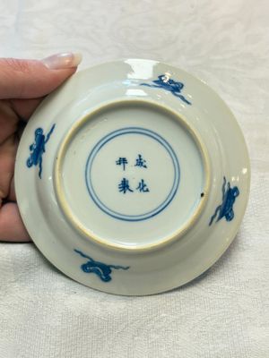 Five Chinese blue and white 'elegant beauty and boy' cups and saucers, Chenghua mark, Kangxi — photo 15