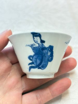 Five Chinese blue and white 'elegant beauty and boy' cups and saucers, Chenghua mark, Kangxi — photo 16