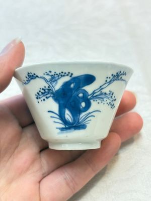 Five Chinese blue and white 'elegant beauty and boy' cups and saucers, Chenghua mark, Kangxi — photo 17