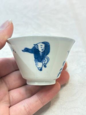 Five Chinese blue and white 'elegant beauty and boy' cups and saucers, Chenghua mark, Kangxi — photo 18