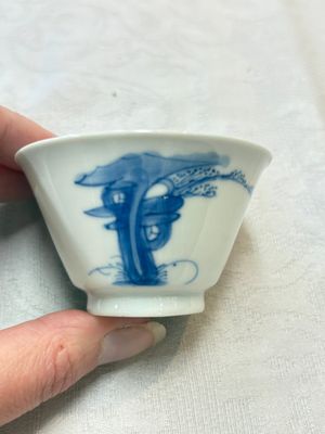 Five Chinese blue and white 'elegant beauty and boy' cups and saucers, Chenghua mark, Kangxi — photo 2