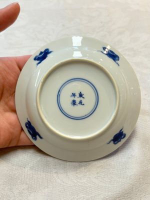 Five Chinese blue and white 'elegant beauty and boy' cups and saucers, Chenghua mark, Kangxi — photo 22
