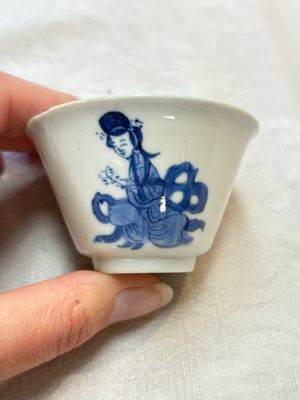 Five Chinese blue and white 'elegant beauty and boy' cups and saucers, Chenghua mark, Kangxi — photo 23