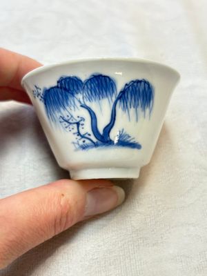 Five Chinese blue and white 'elegant beauty and boy' cups and saucers, Chenghua mark, Kangxi — photo 24