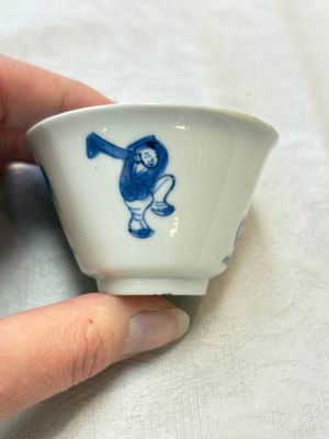 Five Chinese blue and white 'elegant beauty and boy' cups and saucers, Chenghua mark, Kangxi — photo 25