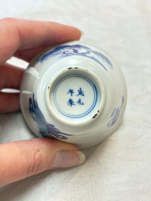 Five Chinese blue and white 'elegant beauty and boy' cups and saucers, Chenghua mark, Kangxi — photo 27