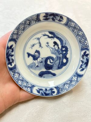 Five Chinese blue and white 'elegant beauty and boy' cups and saucers, Chenghua mark, Kangxi — photo 28