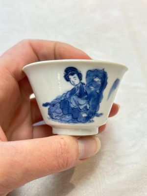 Five Chinese blue and white 'elegant beauty and boy' cups and saucers, Chenghua mark, Kangxi — photo 30