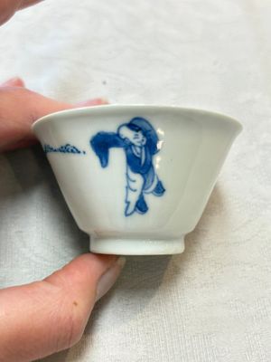 Five Chinese blue and white 'elegant beauty and boy' cups and saucers, Chenghua mark, Kangxi — photo 3