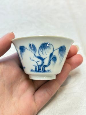 Five Chinese blue and white 'elegant beauty and boy' cups and saucers, Chenghua mark, Kangxi — photo 31