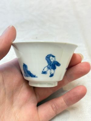 Five Chinese blue and white 'elegant beauty and boy' cups and saucers, Chenghua mark, Kangxi — photo 32