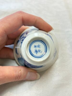 Five Chinese blue and white 'elegant beauty and boy' cups and saucers, Chenghua mark, Kangxi — photo 34