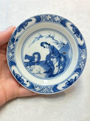 Five Chinese blue and white 'elegant beauty and boy' cups and saucers, Chenghua mark, Kangxi — photo 35