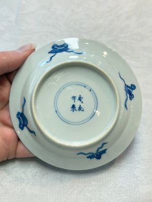 Five Chinese blue and white 'elegant beauty and boy' cups and saucers, Chenghua mark, Kangxi — photo 36