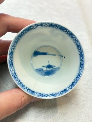 Five Chinese blue and white 'elegant beauty and boy' cups and saucers, Chenghua mark, Kangxi — photo 4