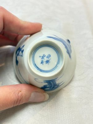 Five Chinese blue and white 'elegant beauty and boy' cups and saucers, Chenghua mark, Kangxi — photo 5