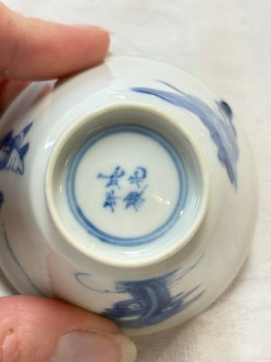 Five Chinese blue and white 'elegant beauty and boy' cups and saucers, Chenghua mark, Kangxi — photo 6