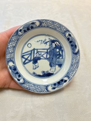 Five Chinese blue and white 'elegant beauty and boy' cups and saucers, Chenghua mark, Kangxi — photo 7
