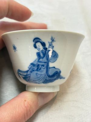 Five Chinese blue and white 'elegant beauty and boy' cups and saucers, Chenghua mark, Kangxi — photo 9
