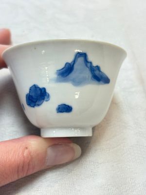 Five Chinese blue and white 'elegant beauty and boy' cups and saucers, Chenghua mark, Kangxi — photo 10