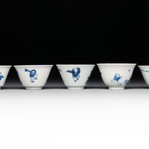 Five Chinese blue and white 'elegant beauty and boy' cups and saucers, Chenghua mark, Kangxi — photo 13