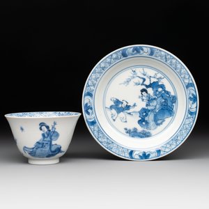 Five Chinese blue and white 'elegant beauty and boy' cups and saucers, Chenghua mark, Kangxi — photo 3