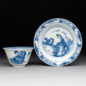 Five Chinese blue and white 'elegant beauty and boy' cups and saucers, Chenghua mark, Kangxi — photo 5