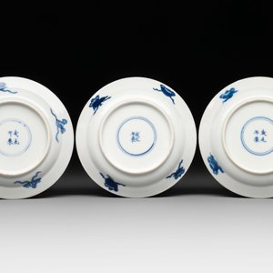 Five Chinese blue and white 'elegant beauty and boy' cups and saucers, Chenghua mark, Kangxi — photo 8