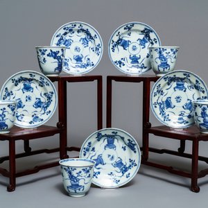 Five Chinese blue and white floral cups and saucers, Kangxi — 照片 1