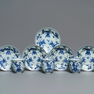 Five Chinese blue and white floral cups and saucers, Kangxi — 照片 2