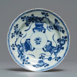 Five Chinese blue and white floral cups and saucers, Kangxi — 照片 3