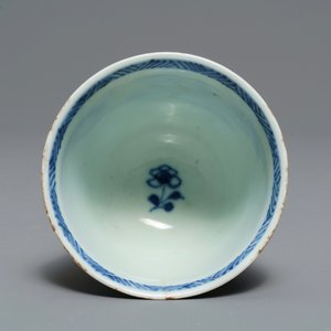 Five Chinese blue and white floral cups and saucers, Kangxi — 照片 8