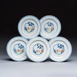 Five Chinese blue and white, gilt- and iron-red-decorated 'Deer' plates — photo 1