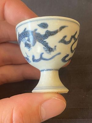 Five Chinese blue and white 'Hatcher cargo' stem cups with dragons, Transitional period — photo 8