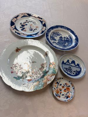 Five Chinese blue and white, Imari-style and famille rose wares, 18th C. — photo 1