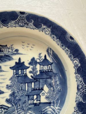 Five Chinese blue and white, Imari-style and famille rose wares, 18th C. — photo 28